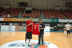 幸運球迷抽中球衣_縮小大小